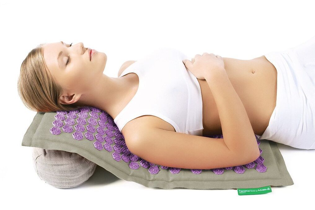 A tűs applikátor segít a nyaki gerinc osteochondrosisának leküzdésében